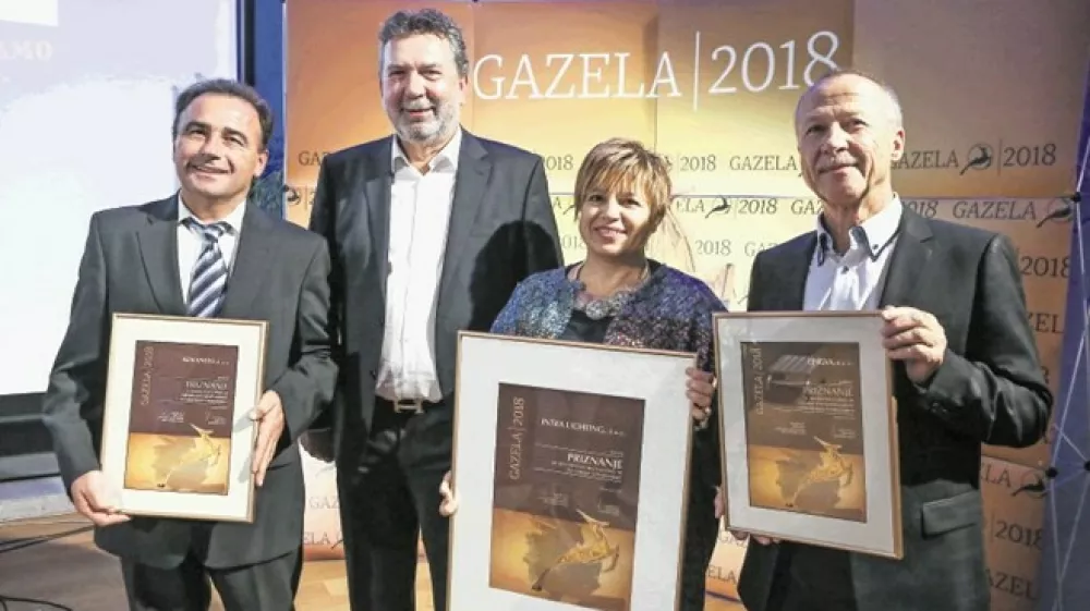 Regijska gazela 2018 je postalo podjetje Intra lighting (lastnika Marino in Marjeta Furlan na sredini), nominirani pa sta bili &scaron;e podjetji Advansys (direktor Zlatko Waiss levo) in Lingva (direktor Branko Gornik desno). (Foto: Luka Cjuha)