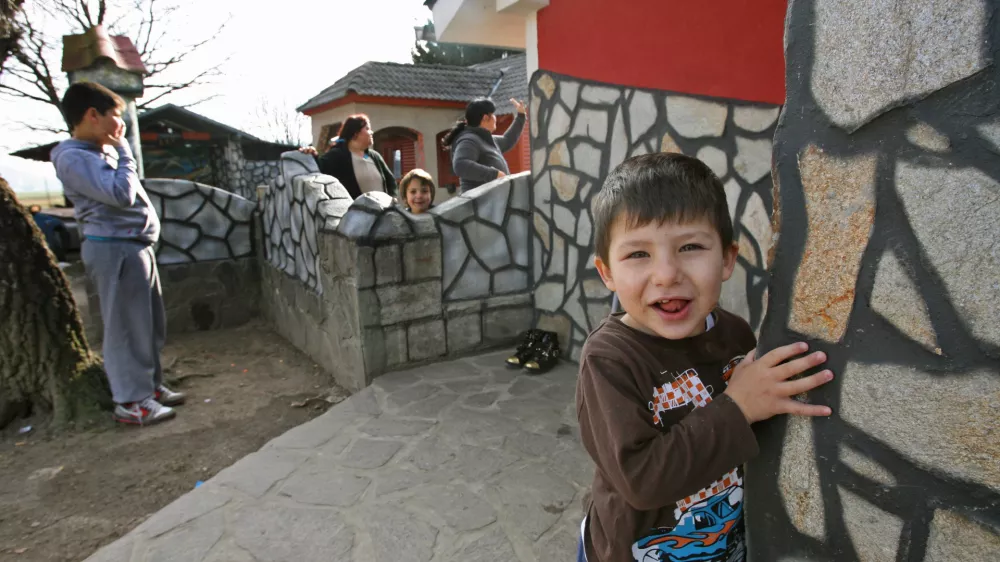 - romi - romski otroci - otrok - - 20.01.2016 - Romsko naselje Oaza v občini Grosuplje - //FOTO: Tomaž Skale 