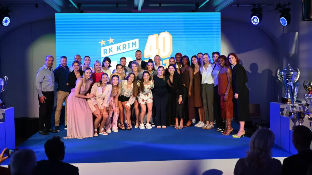 Ob koncu prireditve v Ljubljani je Krim Mercator predstavil tudi igralski in strokovni kader za tekmovalno sezono 2024/25. Foto:&nbsp;Nik Erik Neubauer