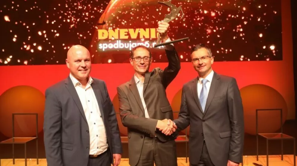 Priznanje zlata gazela 2019 je prokuristu zmagovalnega podjetja Virs Ale&scaron;u Puklavcu (na sredini) izročil predsednik vlade Marjan &Scaron;arec. (Foto: Jaka Gasar)