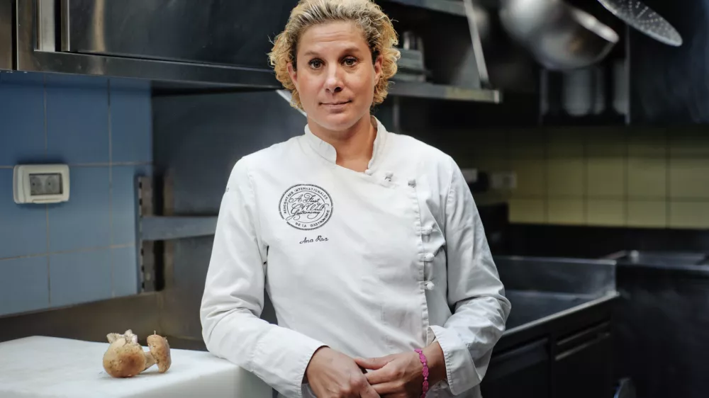 Ana Ro&scaron;, najbolj&scaron;a slovenska profesionalna kuharica - &scaron;efinja kuhinje v restavraciji Hi&scaron;a Franko v Kobaridu, prva ženska povabljena v vrhunsko ekipo kuharjev z vsega sveta.//FOTO: Tomaž Zajel&scaron;nik