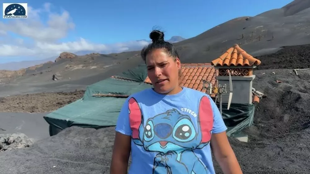 Septembra pred tremi leti je na kanarskem otoku la Palma izbruhnil vulkan Tajogaite in zasul 1345 hi&scaron;, 16 &scaron;ol, uničil več kot 100 delavnic, 75 kilometrov cest in 370 hektarjev vinogradov in nasadov banan. Med zasutimi domovi je tudi hi&scaron;a Amande Melian, ki je skupaj s soprogom in dvema otrokoma novo zgrajeno poslopje morala zapustiti le z najnujnej&scaron;im, kar so na hitro lahko vzeli s seboj. Prvih nekaj mesecev so stanovali pri sorodnikih, sedaj so v montažni hi&scaron;i, s katero jim je pomagala vlada kanarskih otokov. V njej se nekako ne počutijo doma, in Melianova je že pred časom zaprosila lokalne oblasti, naj odstranijo lavo, da bi preučila možnost obnove njenega doma. Zaenkrat od njih ni prejela &scaron;e nobenega odgovora, je pa njena do zgornjega nadstropja zasuta hi&scaron;a z zelenimi okni postala prava instagram senzacija. &raquo;Slavna&laquo; je postala zaradi fotografije priznanega Emilia Morenattija, s katero si je pri ameri&scaron;ki reviji Times prislužil naziv najbolj&scaron;e fotografije leta. Melianovi že takrat ni bilo najbolj prav, da drugi služijo nagrade na njeni nesreči, a ko so se k njeni hi&scaron;i zasuti z lavo začele zgrinjati trume turistov z namero, da sliko njene nesreče objavijo na instagramu, ji je dokončno počil film. Hi&scaron;o je prekrila z veliko plastično ponjavo, prepričana, da se nihče ne sme naslajati nad njeno nesrečo.