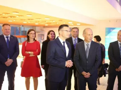 Prireditve v Cankarjevem domu se je udeležil predsednik slovenske vlade Marjan &Scaron;arec, ki ga je pozdravil predsednik uprave družbe Dnevnik Bojan Petan (v ospredju). Spremljal ga je minister za gospodarski razvoj in tehnologijo Zdravko Počival&scaron;ek (skrajno levo), klepetu pred začetkom podelitve pa so se pridružili Dnevnikova urednica Tatjana Tanackovič (druga z leve), odgovorni urednik Dnevnika Miran Lesjak (drugi z desne) in predsednik organizacijskega odbora Gazele Miha Vrbinc (skrajno desno). Foto: Bojan Velikonja