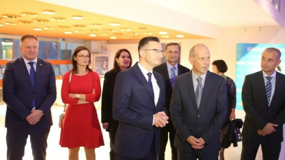 Prireditve v Cankarjevem domu se je udeležil predsednik slovenske vlade Marjan &Scaron;arec, ki ga je pozdravil predsednik uprave družbe Dnevnik Bojan Petan (v ospredju). Spremljal ga je minister za gospodarski razvoj in tehnologijo Zdravko Počival&scaron;ek (skrajno levo), klepetu pred začetkom podelitve pa so se pridružili Dnevnikova urednica Tatjana Tanackovič (druga z leve), odgovorni urednik Dnevnika Miran Lesjak (drugi z desne) in predsednik organizacijskega odbora Gazele Miha Vrbinc (skrajno desno). Foto: Bojan Velikonja