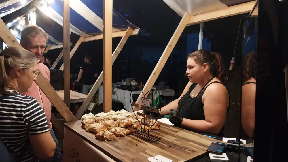 Gostje petkovega kulinaričnega dogodka so se po letu dni lahko ponovno posladkali s cimetovimi rolicami. F Vesna Levičnik