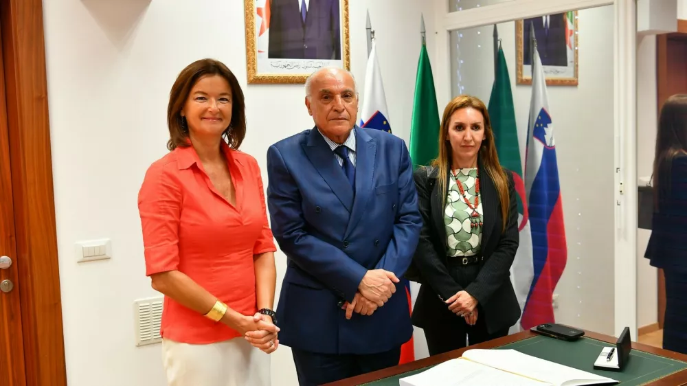 Ministrica Tanja Fajon, minister za zunanje zadeve in narodno skupnost v tujini Ljudske demokratične republike Alžirije Ahmed Attaf in veleposlanica Sabrina KACI-BEY. F Peter Irman 