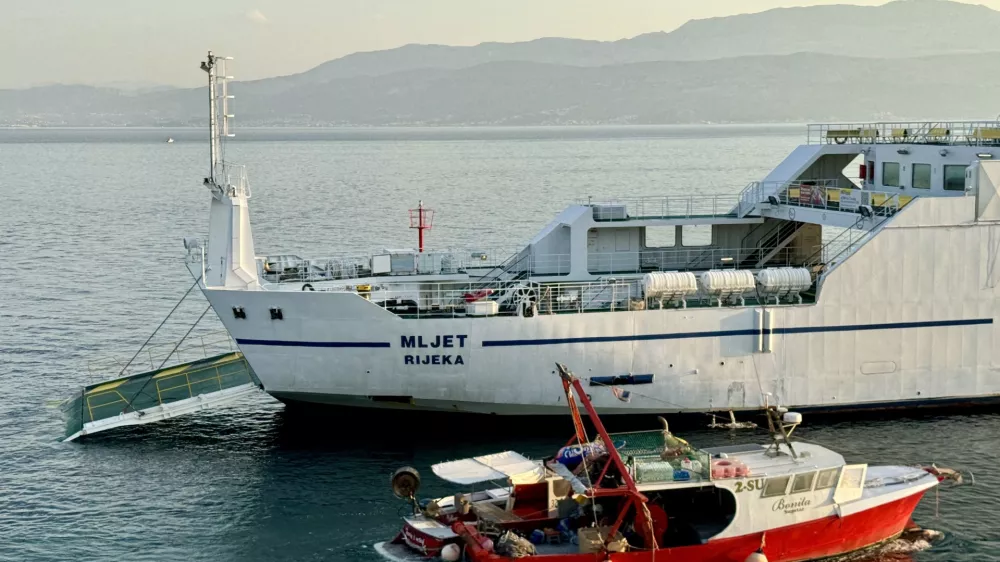 01.09.2024.,Supetar-Jadrolinijin trajekt Mljet nakon sinosnjeg kvara na rampi koja se otvorila u plovidbi privezan je u Supetarskoj luci. Photo: Ivo Cagalj/PIXSELL