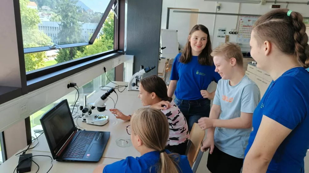 poletna &scaron;ola, laboratorijPodpis:Pridobljene vzorce so mladi znanstveniki dodatno analizirali v laboratoriju fakultete za varstvo okolja, kjer so jih pobliže pregledali s pomočjo stereolup in mikroskopa. Foto arhiv FVO