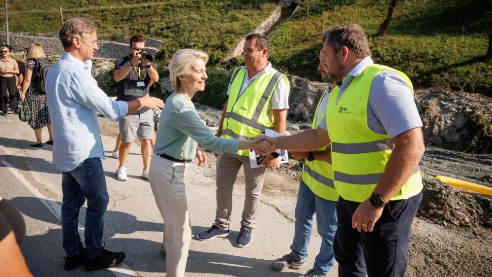 Crna na Koroskem, obcina.Obisk predsednika vlade Roberta Goloba in predsednice Evropske komisije Ursule von der Leyen v Crni na Koroskem.Ogled rekonstrukcije cestnega odseka, ki je bil obnovljen s sredstvi solidarnostnega sklada.
