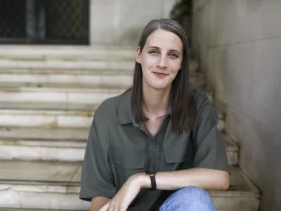 V pesni&scaron;ki zbirki Anja Grmov&scaron;ek Drab združuje dve največji ljubezni svojega življenja, nogomet in poezijo. Kar se sprva zdi povsem nezdružljivo, se izkaže, da lahko živi v popolni simbiozi. Foto: Luka Cjuha