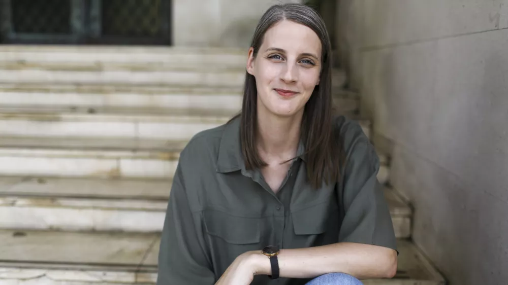 V pesni&scaron;ki zbirki Anja Grmov&scaron;ek Drab združuje dve največji ljubezni svojega življenja, nogomet in poezijo. Kar se sprva zdi povsem nezdružljivo, se izkaže, da lahko živi v popolni simbiozi. Foto: Luka Cjuha