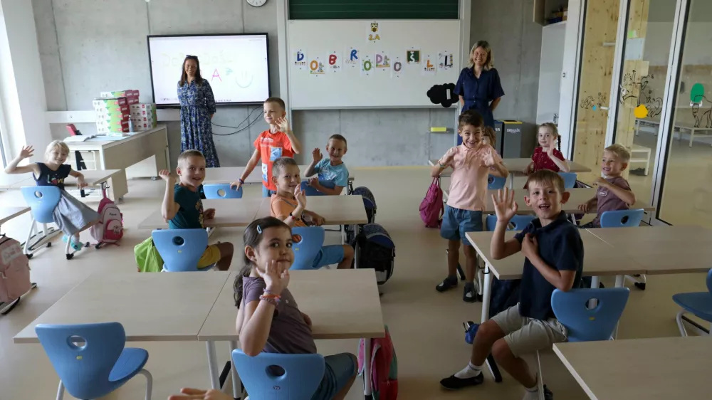 Svetle učilnice so opremljene z najsodobnej&scaron;o opremo, kot so kinestetične mize in interaktivne table. Foto: Tomaž Skale