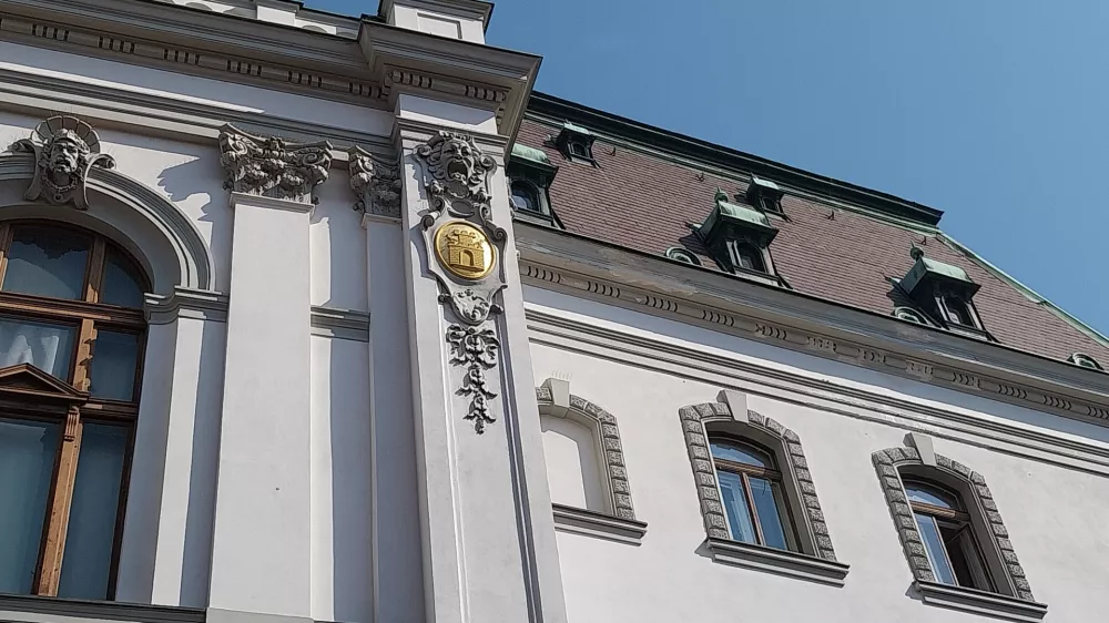 S Peternelove ulice je mogoče videti odpadel del zaključnega venca.&nbsp;Foto:&nbsp;Vanja Brkić