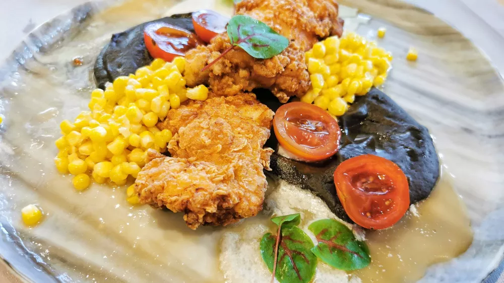 Ocvrt pi&scaron;čanec, pire črnega fižola in koruza, Restavracija Rose