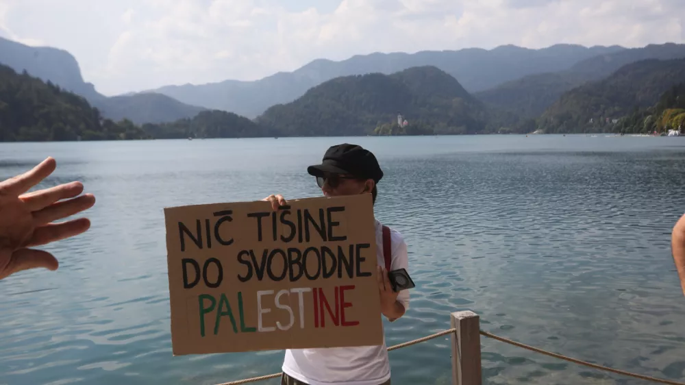 02.09.2024. Protest v podporo Palestince pred Festivalno dvorano na Bledu ob Blejskem strate&scaron;kem forumu. Foto:Bojan Velikonja