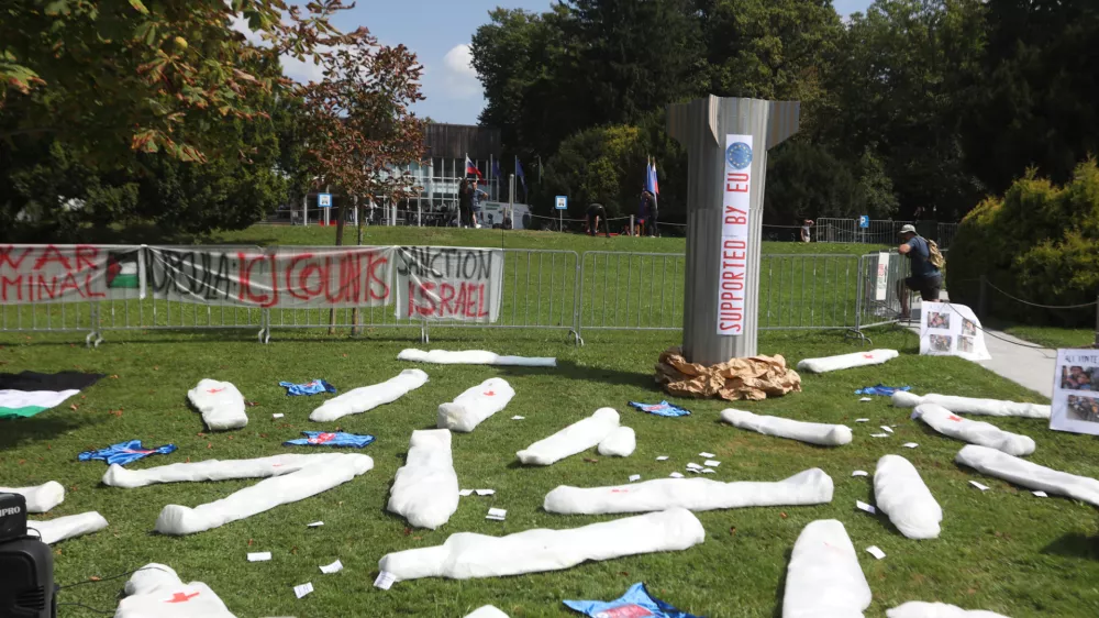 Več civilnodružbenih organizacij je na Bledu opozorilo na genocid v Gazi in protestiralo proti udeležbi nekdanje izraelske zunanje ministrice in podpredsednice vlade Cipi Livni. Državno tožilstvo in policijo so pozvali k uvedbi kazenskega postopka proti njej zaradi vojnih hudodelstev. Foto: Bojan Velikonja