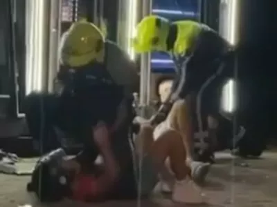 Divjanje so prekinili &scaron;ele policisti.