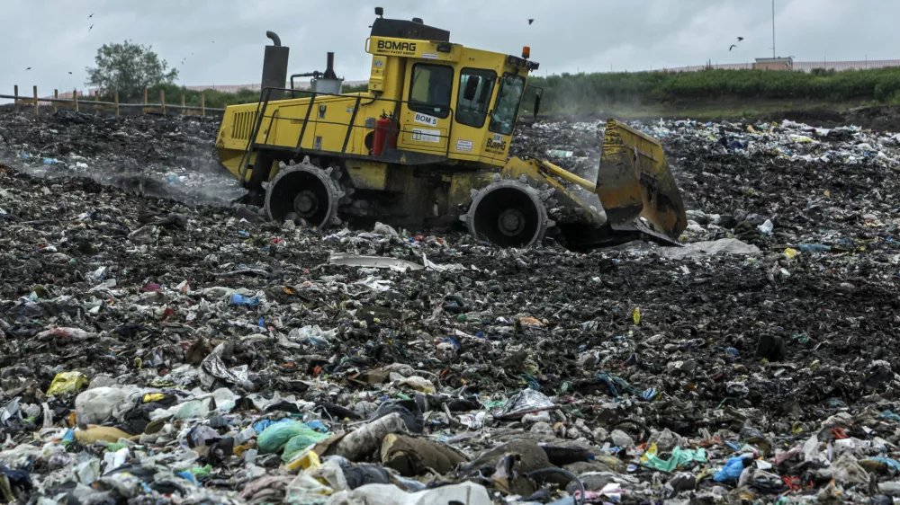 - Deponija Barje 2013 - ljubljansko odlagali&scaron;če nenevarnih komunalnih odpadkov - smeti&scaron;če - dan odprtih vrat SNAGA- prikazali sistem zbiranja in ravnanja z odpadki; Cesta dveh cesarjev - smeti&scaron;če    //FOTO: