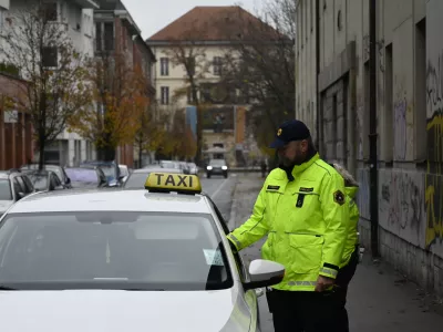 - preizkus alkoholiziranosti - alkotest, alkohol v prometu, policija, taxi - taksist - 06.12.2022 - policisti Postaje prometne policije Ljubljana vr&scaron;ili postopke preizkusov alkoholiziranosti voznikov v prometu na Kotnikovi ulici pred poslopjem Agencije za varnost prometa - //FOTO: Nik Erik Neubauer