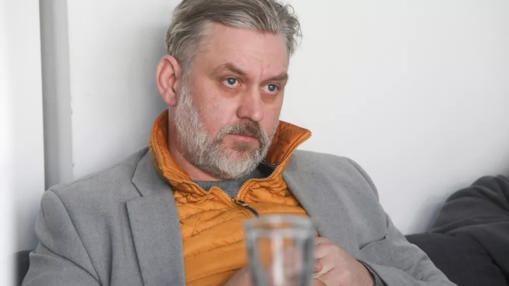 Klemen Dvornik, režiser, predsednik Zveze dru&scaron;tev slovenskih filmskih ustvarjalcev - 16.02.2024. Sestanek predstavnikov vizualnih ustvarjalcev v zvezi finančnih transakcij Kolektivne organizacije za avtorske pravice AIPA k.o. z na&scaron;im novinarjem Sebastijanom Morozovim.FOTO: Bojan Velikonja / Foto: Bojan Velikonja