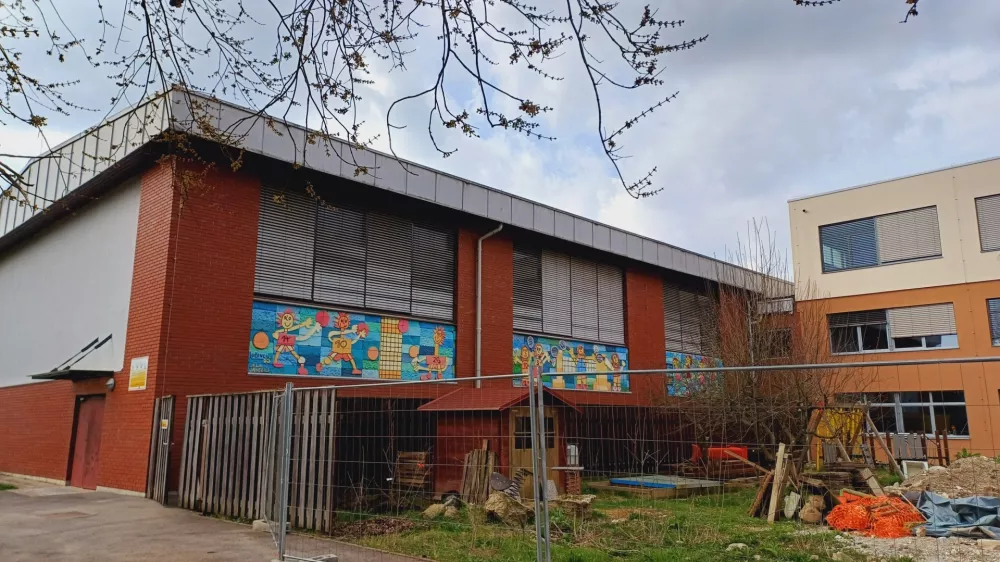 Po lanskih zapletih z obnovo in izzivih z izvajalci je projekt obnove O&Scaron; Jela Janežiča končno v zaključni fazi. Foto:&nbsp;Tina Jereb