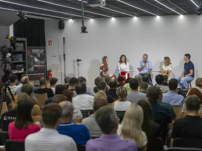 Na okrogli mizi, ki jo je vodila mag. Sonja &Scaron;muc, so svoje izku&scaron;nje in mnenja delili tudi predstavniki podjetij Halcom, Tiko Pro in INEA: Matjaž Čadež, Kristina Kočet Hudrap in Sa&scaron;a Muhič Pureber, ter In&scaron;tituta za ekonomsko demokracijo, ki ga je zastopal Tilen Božič. Foto: Katapult