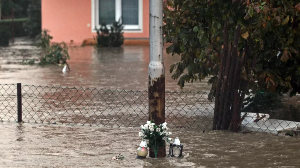 Dogo&scaron;e- Poplave 2012 - reka Drava prestopila bregove zaradi dviga zapornic na avstrijski strani //FOTO: Jaka Gasar