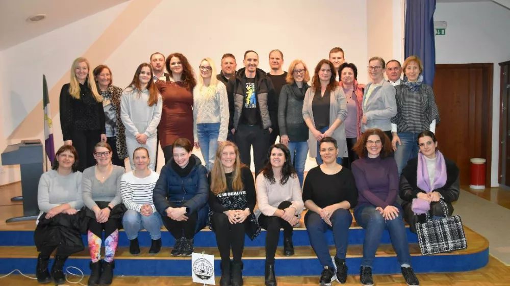 Članice in člani KUD Dvor na leto&scaron;njem občnem zboru. Vesna Može je v spodnji vrsti druga z desne. Foto: KUD Dvor