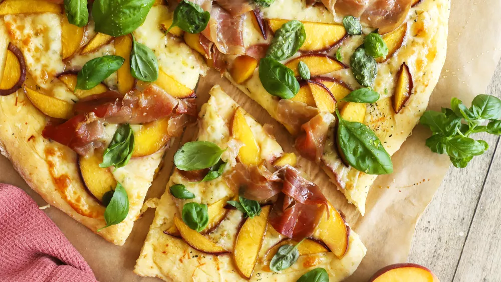 Neverjetna pica z breskvami, pr&scaron;utom in jogurtovim testom. Foto: Barbara Kvas