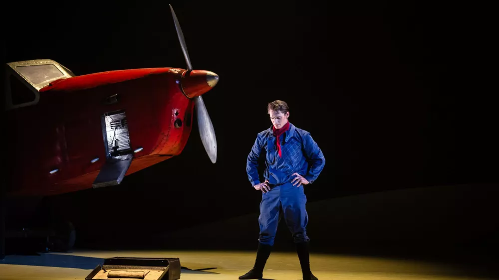 Vlogo Pilota bo na premieri odplesal Lukas Bareman, pozneje pa jo bodo plesali &scaron;e Matteo Moretto, Oleksandr Koriakovskyi in Filippo Jorio. F Darja &Scaron;travs Tisu 