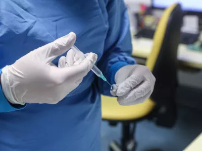 - cepivo Pfizer BioNTceh - množično cepljenje proti covidu-19 med stanovalci domov za starej&scaron;e. - 27.12.2020 &ndash; Epidemija koronavirus COVID-19 v Sloveniji - prispela prva po&scaron;iljka cepiva proti covidu-19, ki sta ga razvili podjetji ameri&scaron;ki Pfizer in nem&scaron;ki BioNTech,//FOTO: Luka Cjuha