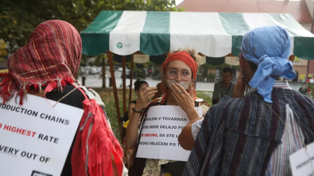 04.09.2024. Protest mladih za podnebno pravičnost proti izkori&scaron;čanje delavcev in pretirani potro&scaron;nji v tekstilni industriji. Foto: Bojan Velikonja