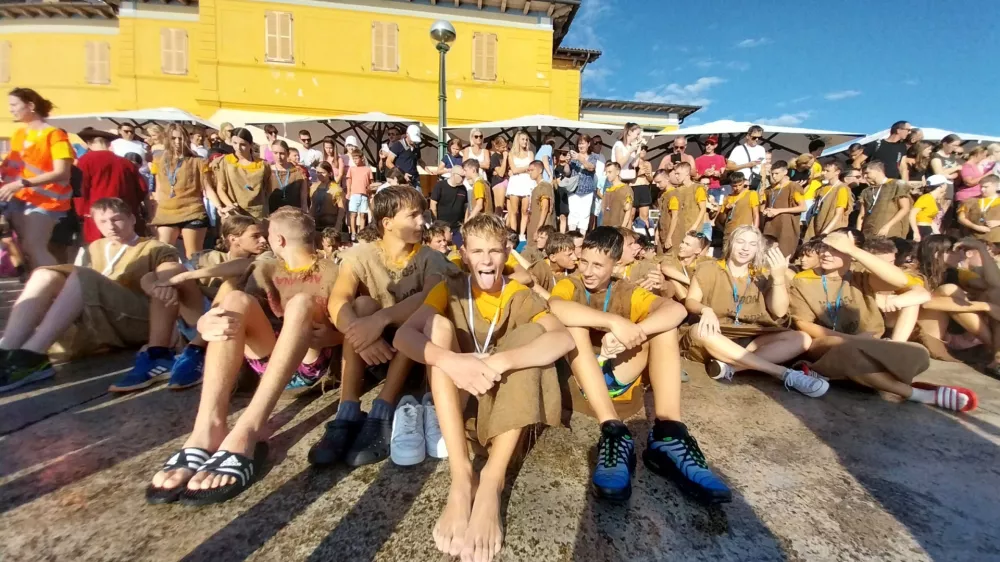 Dijaki prvega letnika, pravijo jim tudi sužnji, so na plaži pred hotelom Piran čakali na svoj krst.&nbsp;Foto: Vesna Levičnik