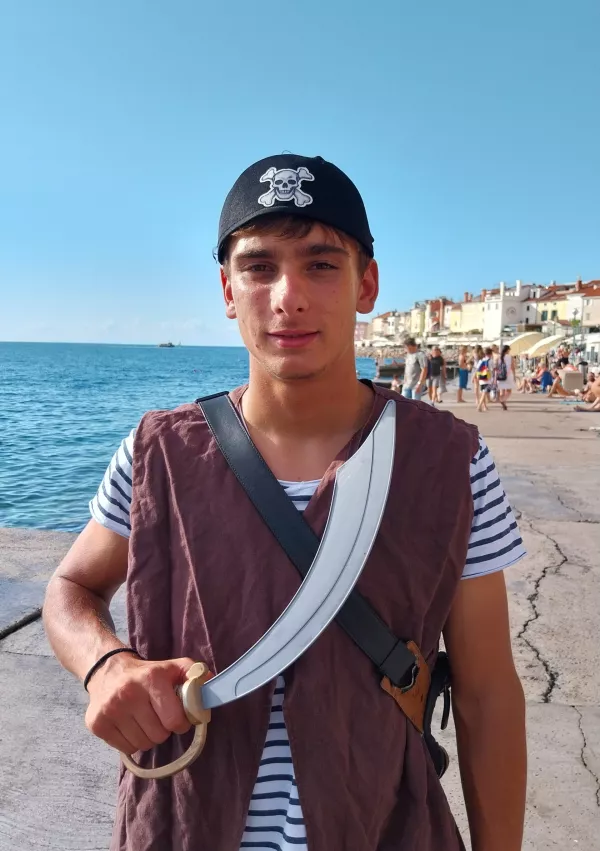 Robert &Scaron;tibilj, dijak četrtega letnika:&nbsp;&raquo;V Ljubljani fazane barvate s flomastri po telesu, mi jih mečemo v vodo.&laquo;&nbsp;Foto: Vesna Levičnik