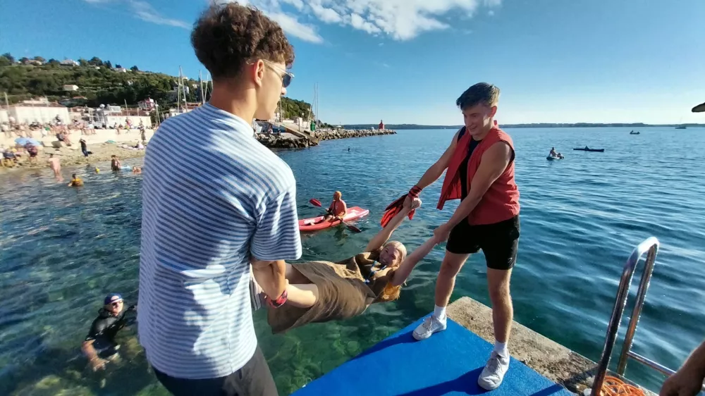 Na piransko pomorsko &scaron;olo se vsako leto vpi&scaron;e tudi nekaj deklet. Foto: Vesna Levičnik