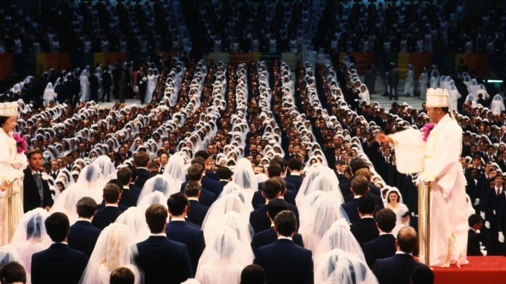 (Original Caption) New York, New York: Wedding En Masse. Semi-general view of Madison Square Garden July 1 as some 22000 couples of Reverend Sun Myung Moon's Unification Church are wed en masse. Reverend Moon, his wife and other church officials are on raised platform in background. / Foto: Bettmann