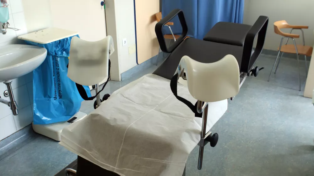 - simbolična fotografija- ginekologija - ginekolo&scaron;ka miza - ginekolo&scaron;ki pregled //FOTO: Tomaž Skale