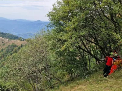 Na levo vzleti&scaron;če Kobala, desno mesto padca nem&scaron;kega jadralnega padalca. Foto: Letalska policijska enota 
