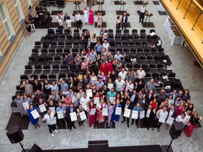 Inovatorjev, ki so sodelovali pri leto&scaron;njih nagrajenih inovacijah osrednjeslovenske regije, je bilo toliko, da jih je bilo v objektiv moč ujeti le iz ptičje perspektive. Foto: Tadej Kreft