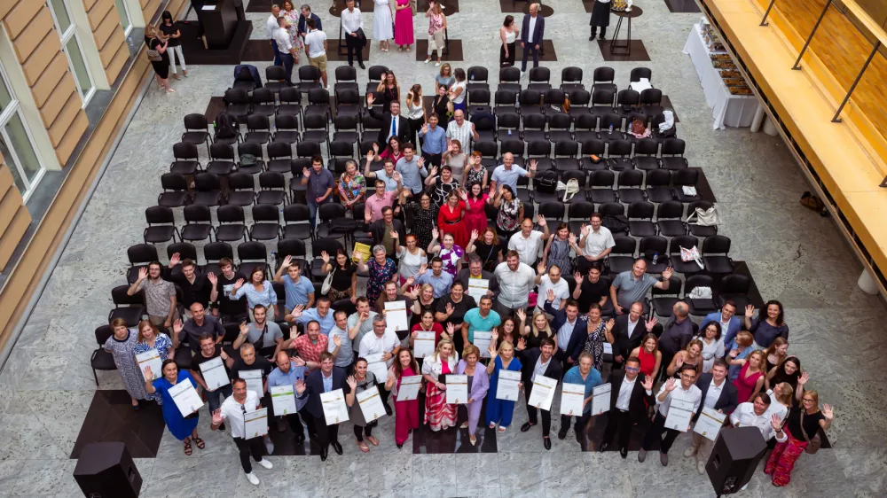 Inovatorjev, ki so sodelovali pri leto&scaron;njih nagrajenih inovacijah osrednjeslovenske regije, je bilo toliko, da jih je bilo v objektiv moč ujeti le iz ptičje perspektive. Foto: Tadej Kreft