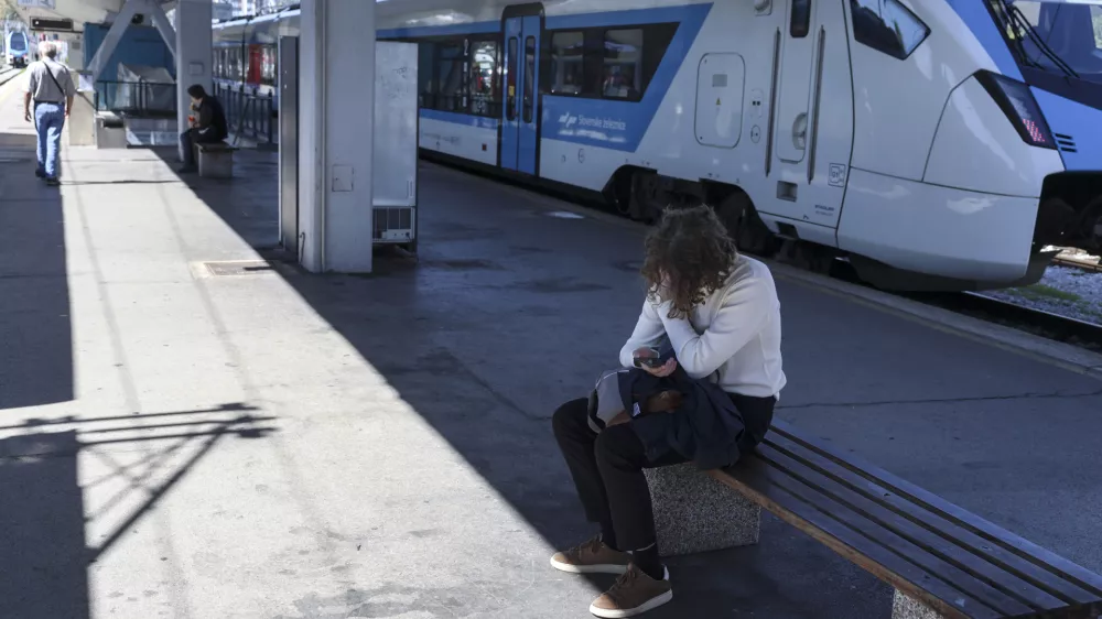 - 10.09.2024 - železni&scaron;ka postaja Ljubljana, vlak, potniki, turisti//FOTO: Jaka Gasar