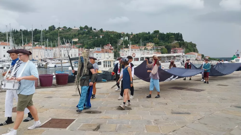 Neptun se je v spremstvu gusarjev z glavnega piranskega pomola sprehodil do Tartinijevega trga.