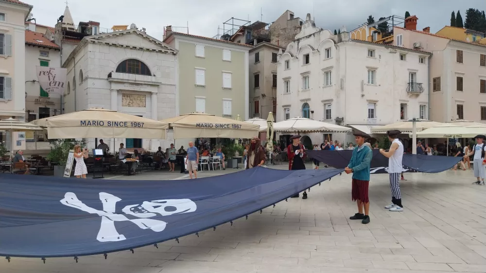 Pri&scaron;li so z dvema gusarskima zastavama