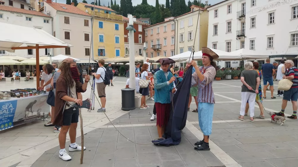 Po predaji oblasti Neptunu so začeli z dvigovanjem zastav na sramotilna stebra