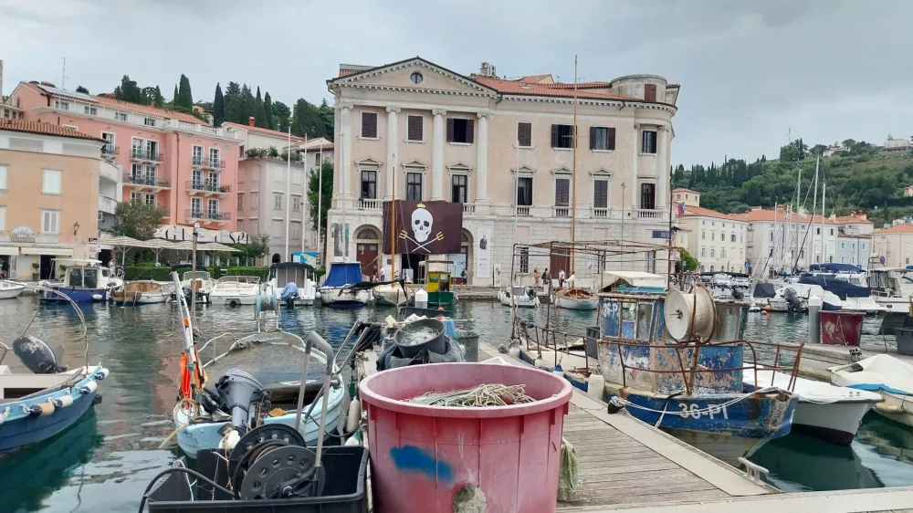 letos prvič je gusarska zastava izobe&scaron;ena na piranskem pomorskem muzeju. 