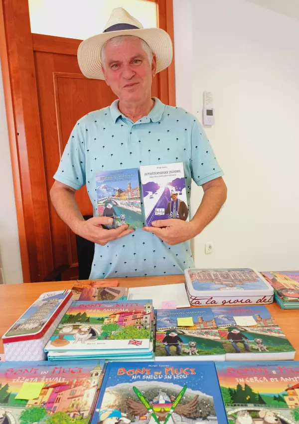 Svoje popotni&scaron;ke podvige je strnil tudi v knjigi z naslovom Avto&scaron;toparske legende in v otro&scaron;kih slikanicah s popotni&scaron;ko vsebino. Foto:&nbsp;Tina Jereb