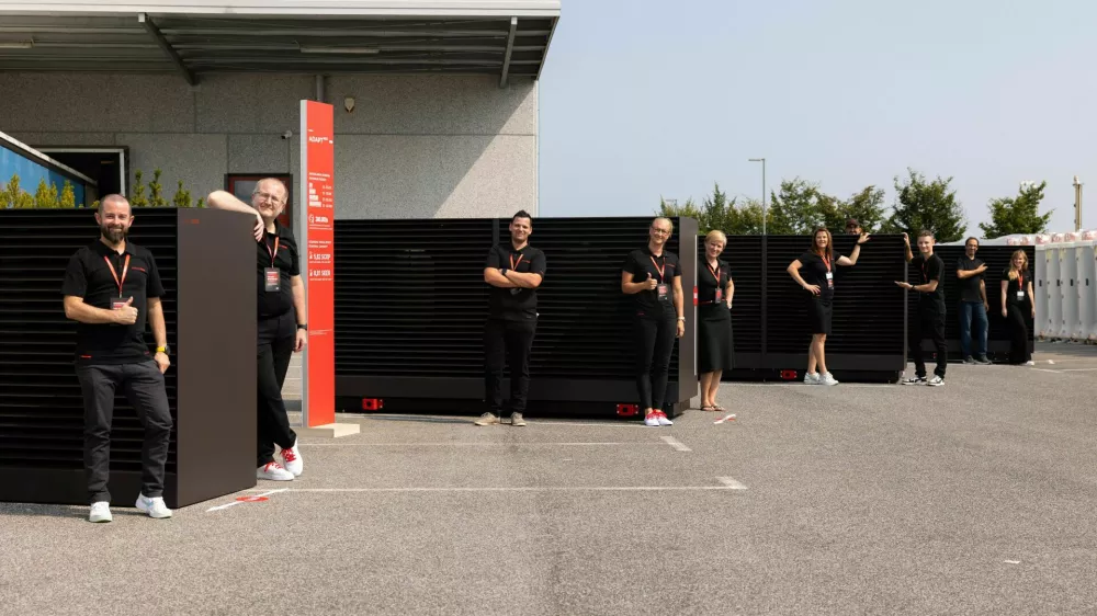 Z lansiranjem najnovej&scaron;e toplotne črpalke Adapt Max, ki zmanj&scaron;uje emisje ogljikovega dioksida za 80 odstotkov, postaja Kronoterm pionirji trendov tudi na področju komercialnih toplotnih črpalk. Foto: Rok Deželak