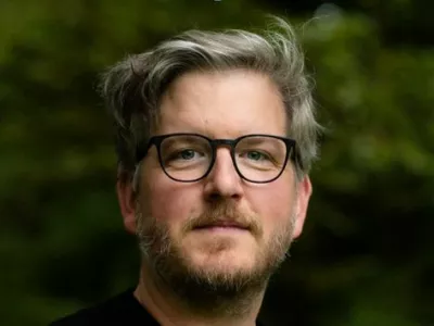 Avstrijsko-slovenski pesnik Dominik Srienc je prejel leto&scaron;nji vileni&scaron;ki kristal.