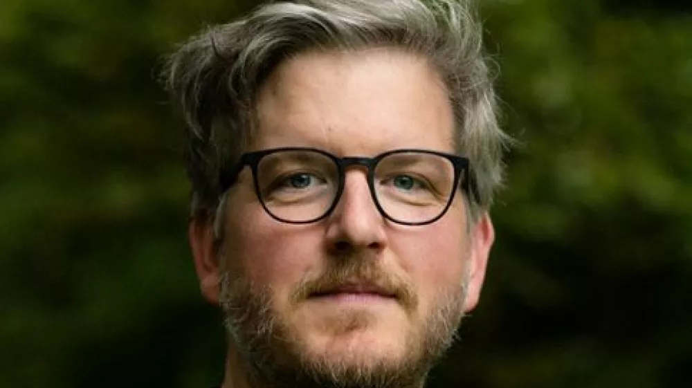 Avstrijsko-slovenski pesnik Dominik Srienc je prejel leto&scaron;nji vileni&scaron;ki kristal.