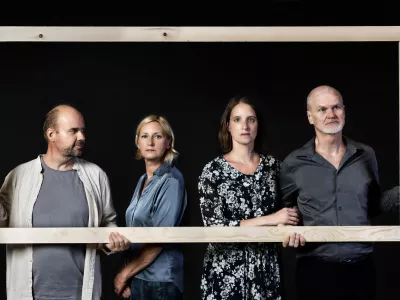 V predstavi &Scaron;ivi, ki jo kot avtor besedila, glasbe in pa režiser podpisuje Damir Avdić (desno), nastopajo tudi Gregor Zorc, Barbara Krajnc Avdić in Asja Kahrimanović. Foto: Nada Žgank